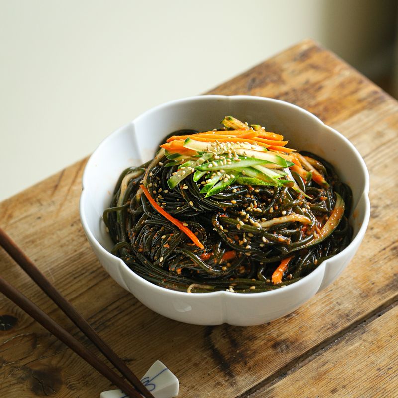그릇에 담은 후 깨, 참기름을 뿌려 맛있게 즐겨주세요.
(기호에 따라 삶은 달걀, 깻잎, 열무김치 등과 함께 드셔도 좋아요)
