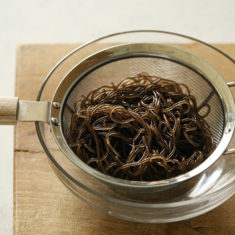 톳 국수는 체에 밭쳐 흐르는 물에 헹군 후 물기를 빼주세요.