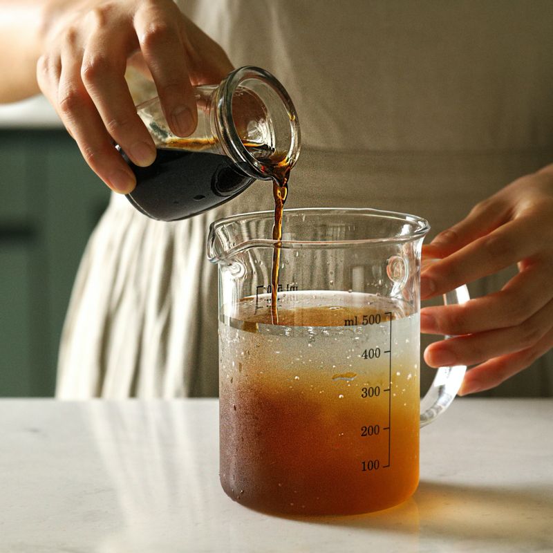 육수 양념 재료를 넣어 섞어주세요. 냉장고에 넣어 차갑게 준비해주세요.
(보통 쯔유와 물은 1:4 비율로 많이 먹는데 쯔유에 따라 다를 수 있으니 입맛에 맞게 조절해서 육수를 만들어주세요)