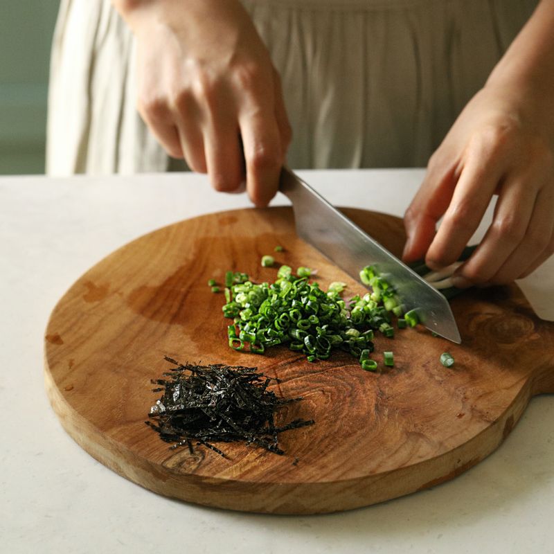 실파는 송송 썰고 김은 가늘게 잘라주세요.