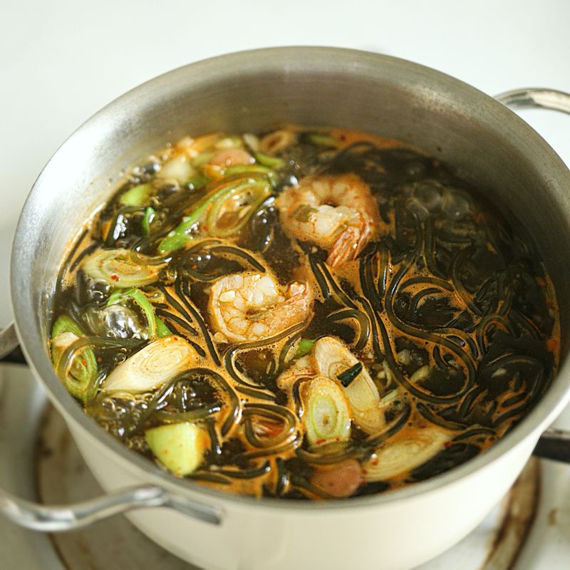 대파를 넣은 후 불을 끄고 그릇에 담아 맛있게 즐겨주세요.
(기호에 따라 달걀 등의 재료를 추가하여 드셔도 좋아요)