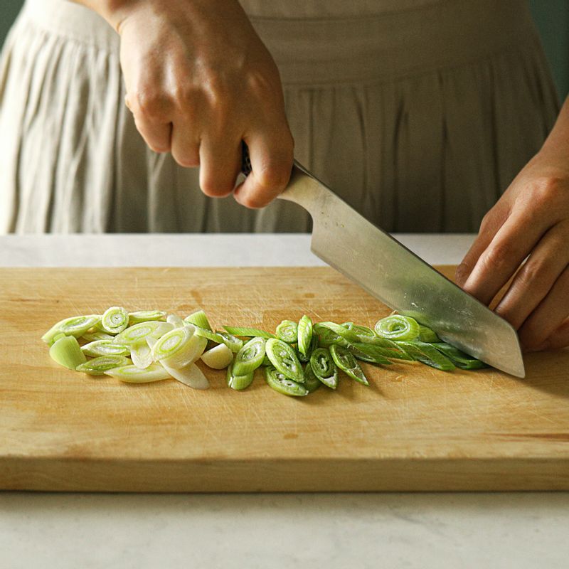 대파는 어슷하게 썰어주세요.