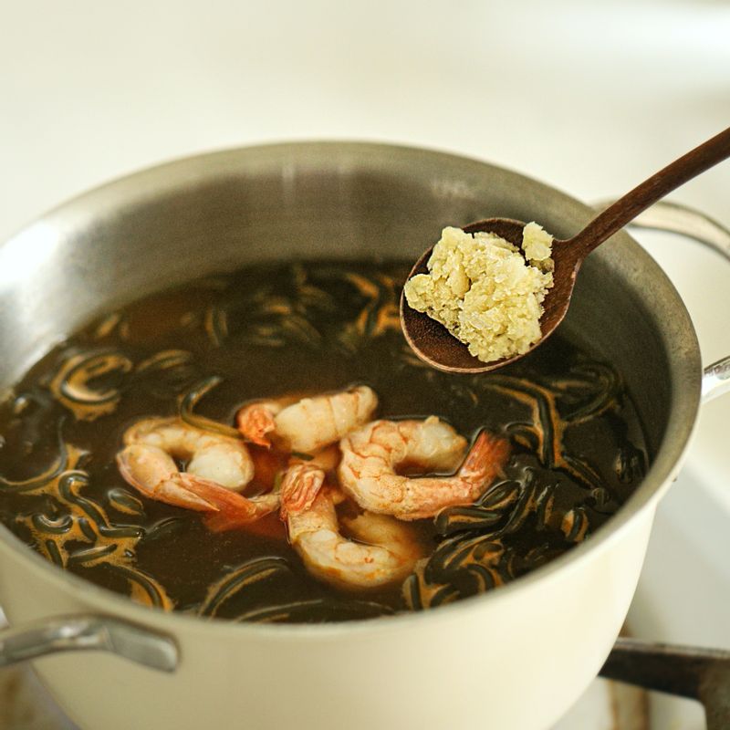 다진 마늘, 고춧가루를 넣어 간을 맞춰주세요.