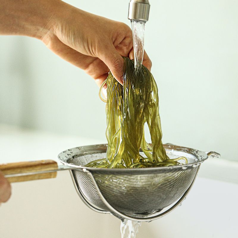 다시마 국수는 체에 밭쳐 흐르는 물에 헹궈 물기를 빼주세요.