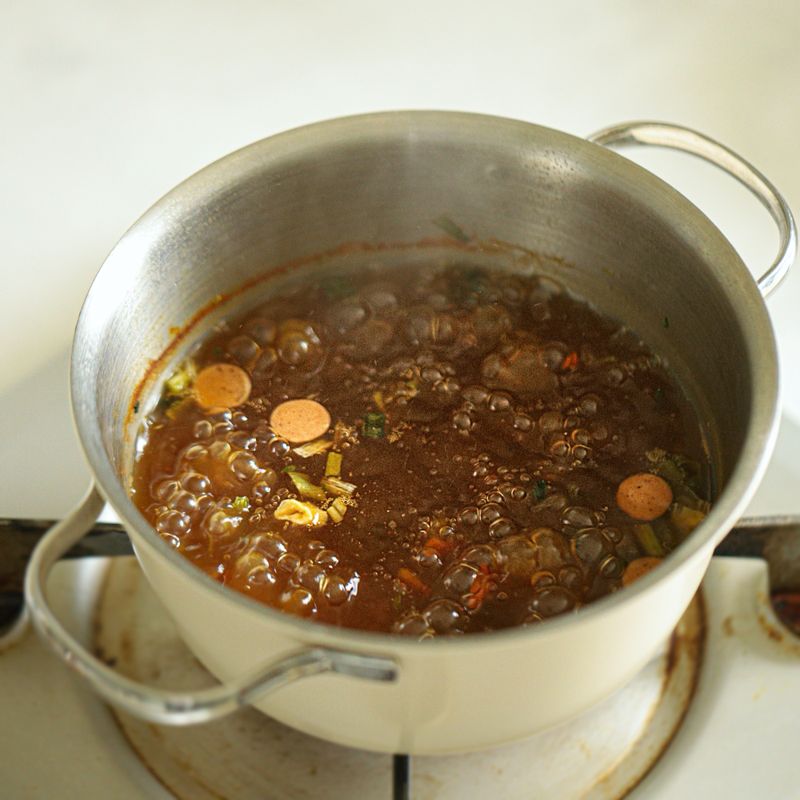 냄비에 물과 라면 수프, 다시마 국수를 넣은 후 끓으면 칵테일 새우를 넣어주세요.