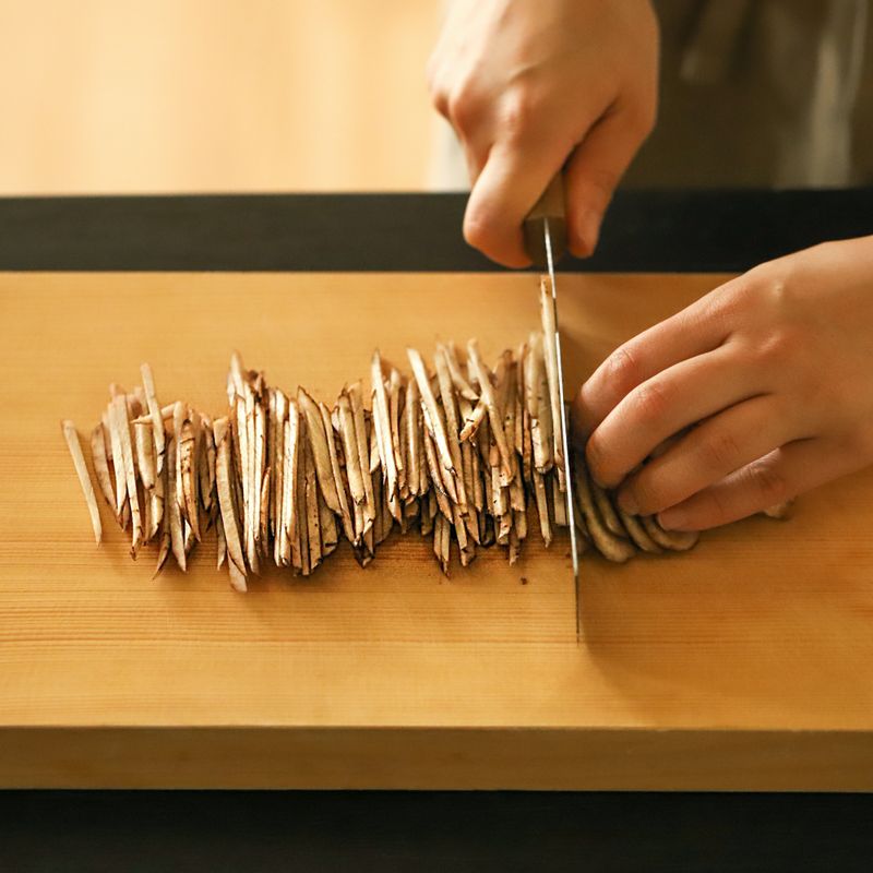 우엉은 얇게 채를 썰어 식초물에 담갔다가 체에 밭쳐 물기를 빼주세요. 우엉에 소금으로 간해주세요.
(tip. 우엉을 식초물에 1시간 정도 담가두면 우엉의 아린 맛을 제거할 수 있어요)