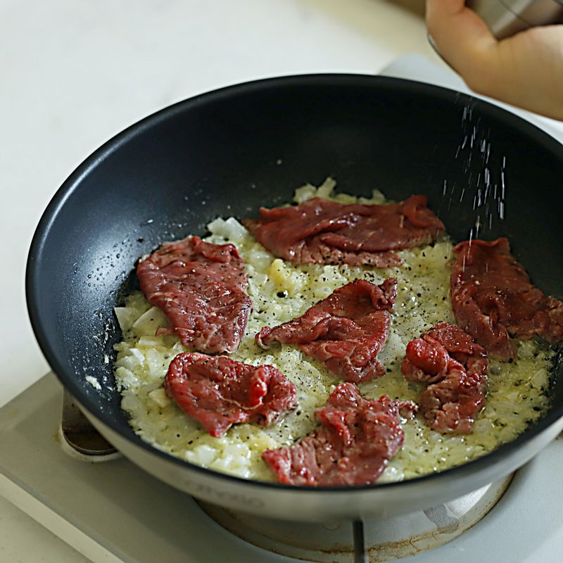 쇠고기를 넣고 소금, 후춧가루로 간을 하여 볶다가 밥과 시금치 간 것을 넣어 약불에서 2분간 저어가며 끓여주세요.
(tip. 소고기 절반은 따로 볶아 리조또 위에 플레이팅 해주세요)