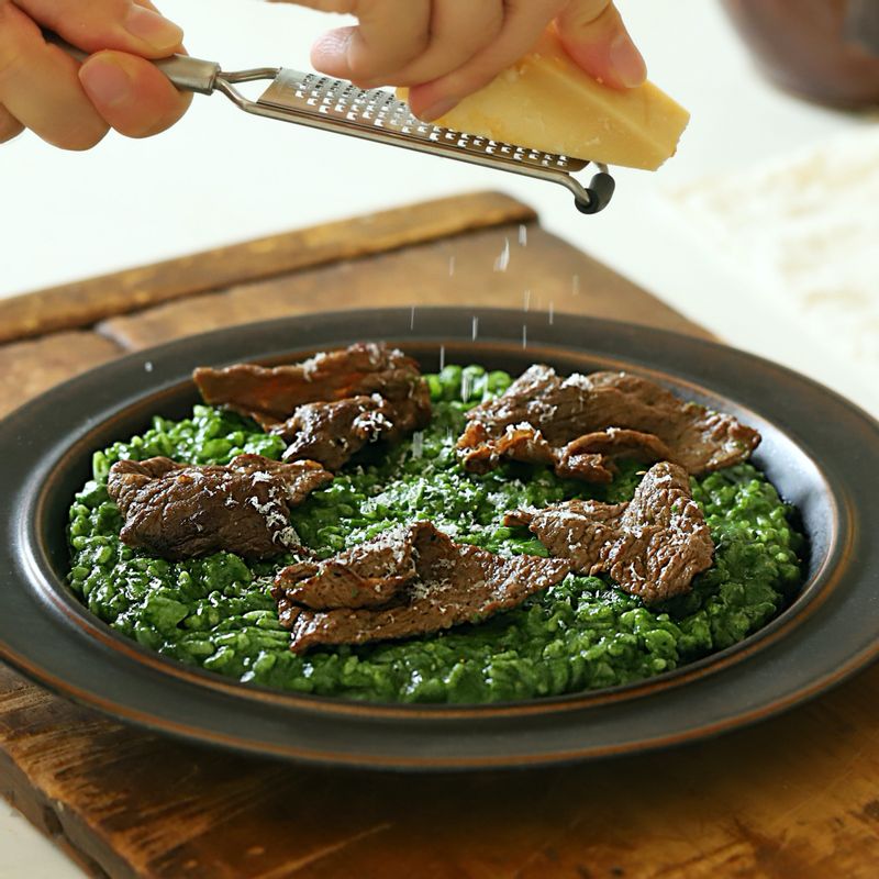 그릇에 시금치 리조또를 담은 후 소고기를 올리고 파마산 치즈 가루, 어린 시금치 잎 등을 얹어 맛있게 즐겨주세요.
(tip. 모자란 간은 소금으로 해주세요)