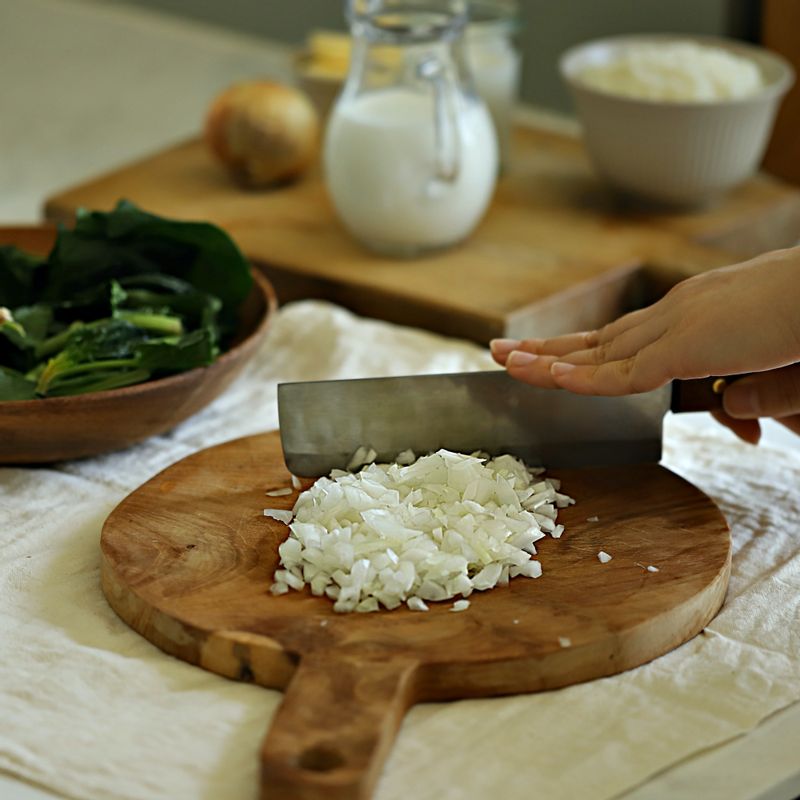 양파는 잘게 다지고 시금치는 적당한 길이로 잘라주세요.
