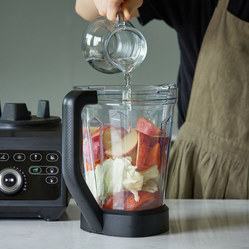 블렌더에 모든 재료를 넣어 곱게 갈아주세요.