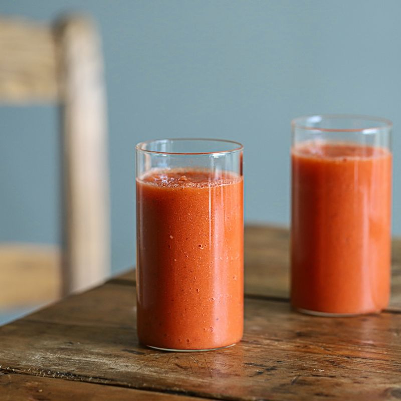 유리잔에 담아 건강하게 즐겨주세요.
(기호에 따라 바나나, 케일 등의 재료를 추가하여 더욱 맛있게 드실 수 있답니다)
(만든 후 최대한 빨리 드시는 것을 추천해드리며, 냉장 보관 1주일 정도 가능해요)