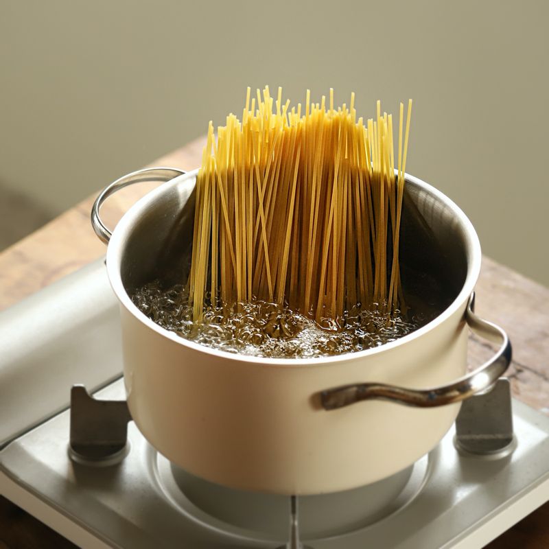 끓는 물에 소금 약간과 면을 넣고 8분 정도 삶아낸 후 채반에 덜어주세요. 면수는 2컵 정도 덜어주세요.