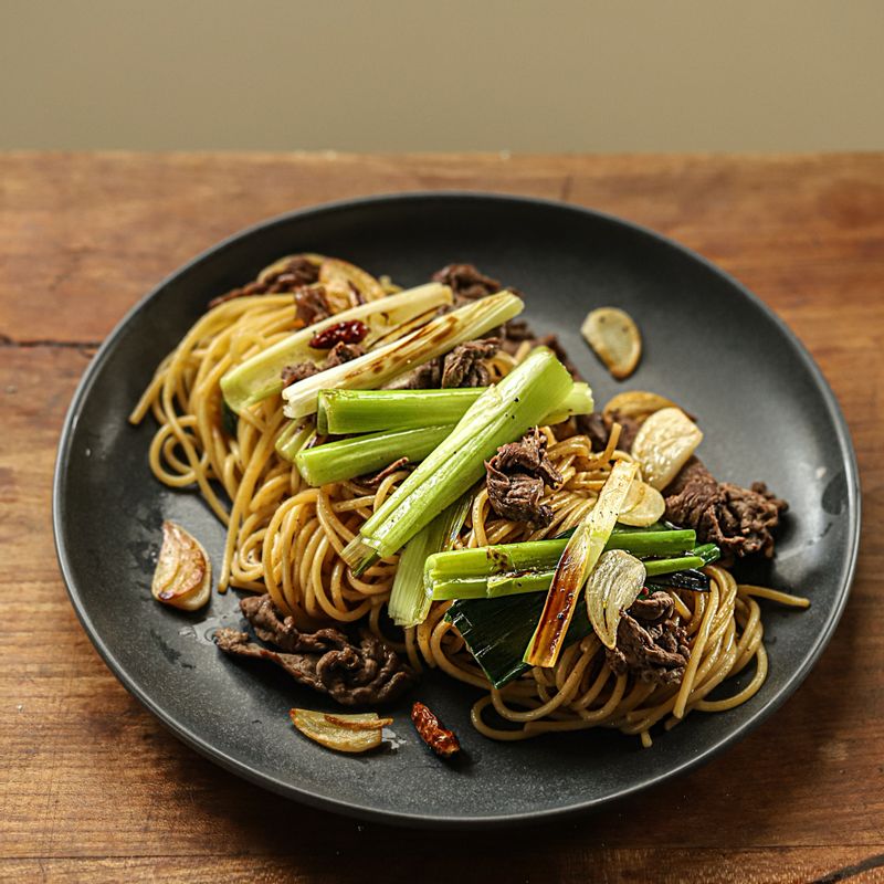완성된 대파 파스타를 접시에 담아 맛있게 즐겨주세요. 
(tip. 쯔유마다 희석 비율이 다를 수 있어요. 기호에 따라 쯔유로 간을 조절해 주세요)