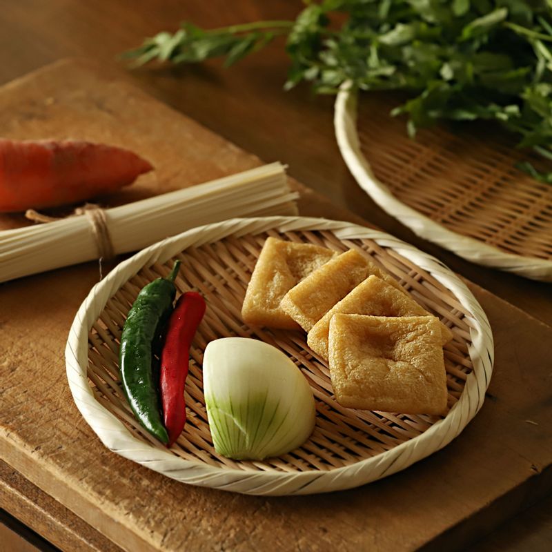 유부 잔치국수을 위한 재료 이미지로 소면,유부,당근,미나리,양파 등으로 구성 되어있습니다.