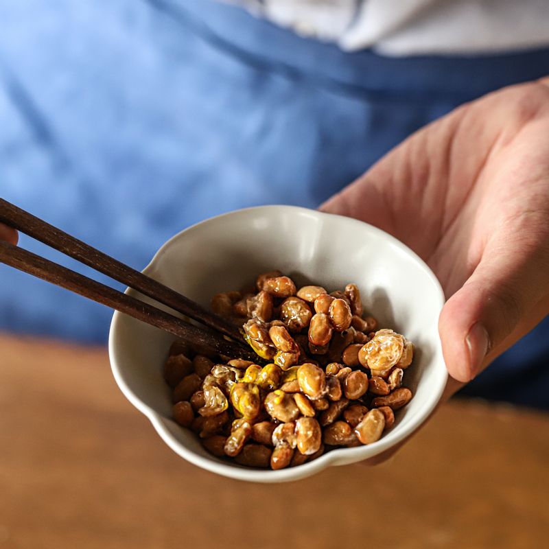 낫또에 낫또 양념을 넣어 섞어주세요.