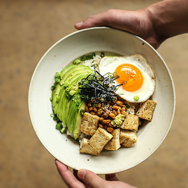 쪽파를 뿌리고 고추냉이와 쯔유, 참기름을 둘러 완성해 주세요.
(기호에 따라 김을 잘게 잘라 올려도 좋아요)