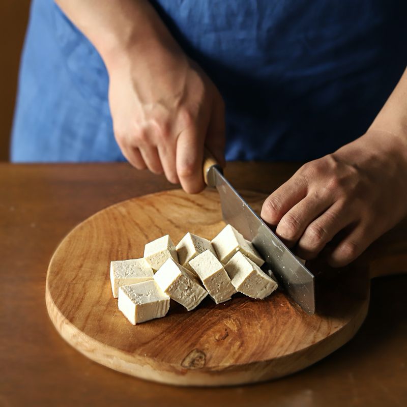 두부는 한입 크기로 잘라 물기를 제거해 주세요. 달군 팬에 오일을 살짝 두른 후 두부에 소금, 후춧가루를 뿌려 노릇하게 구워주세요.