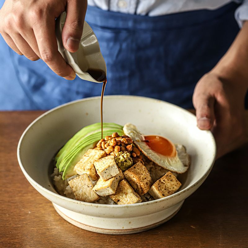 그릇에 밥을 담은 후 아보카도와 달걀 후라이, 낫또를 올려주세요.