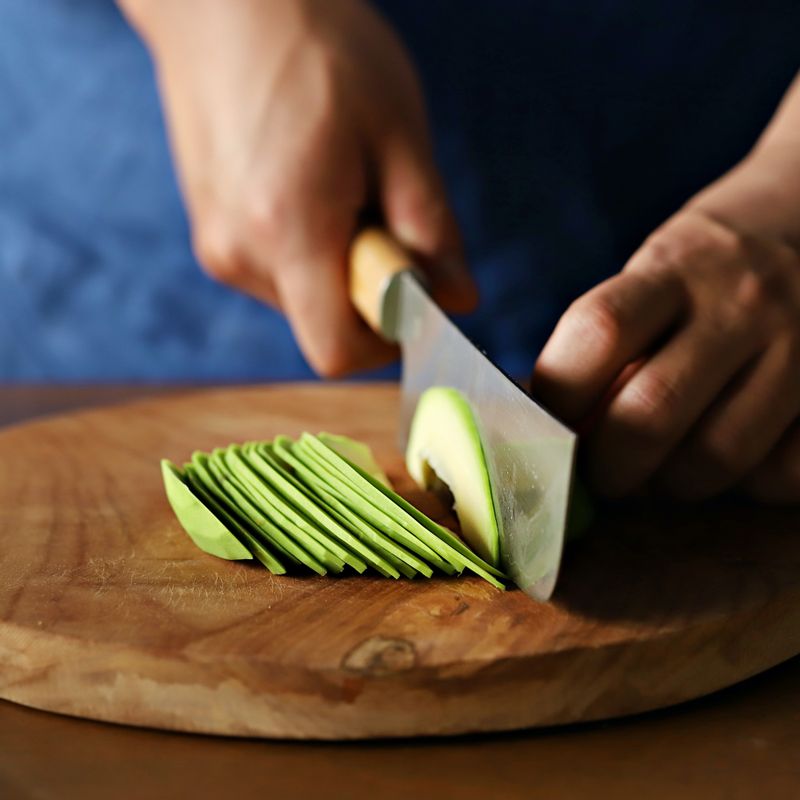 아보카도는 반으로 갈라서 씨를 제거한 후 껍질을 벗겨 얇게 슬라이스 해주세요. 쪽파는 송송 썰어주세요.