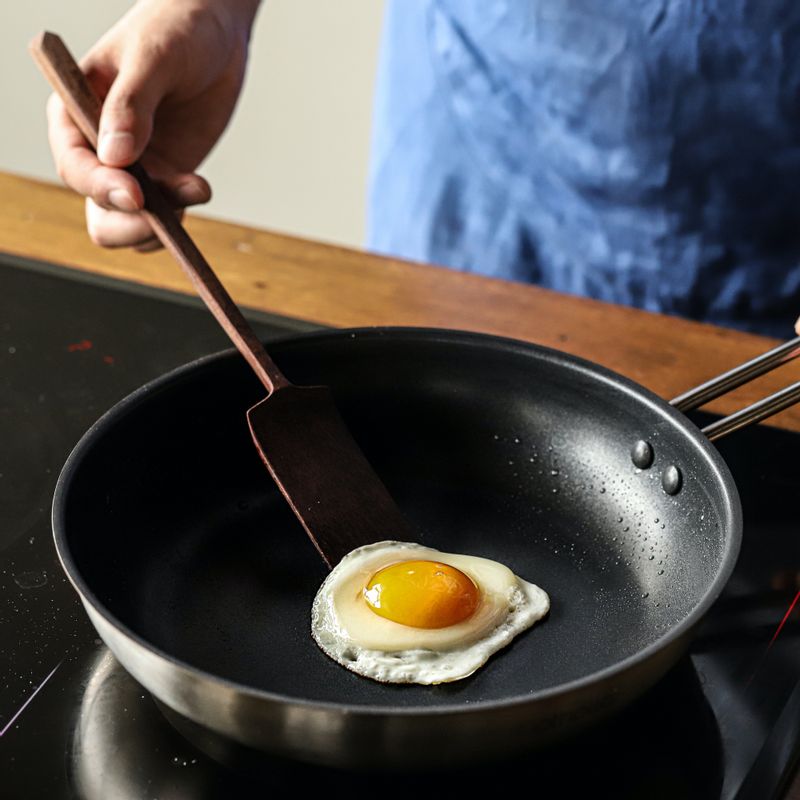 달군 팬에 오일을 살짝 두른 후 달걀 후라이를 만들어주세요.