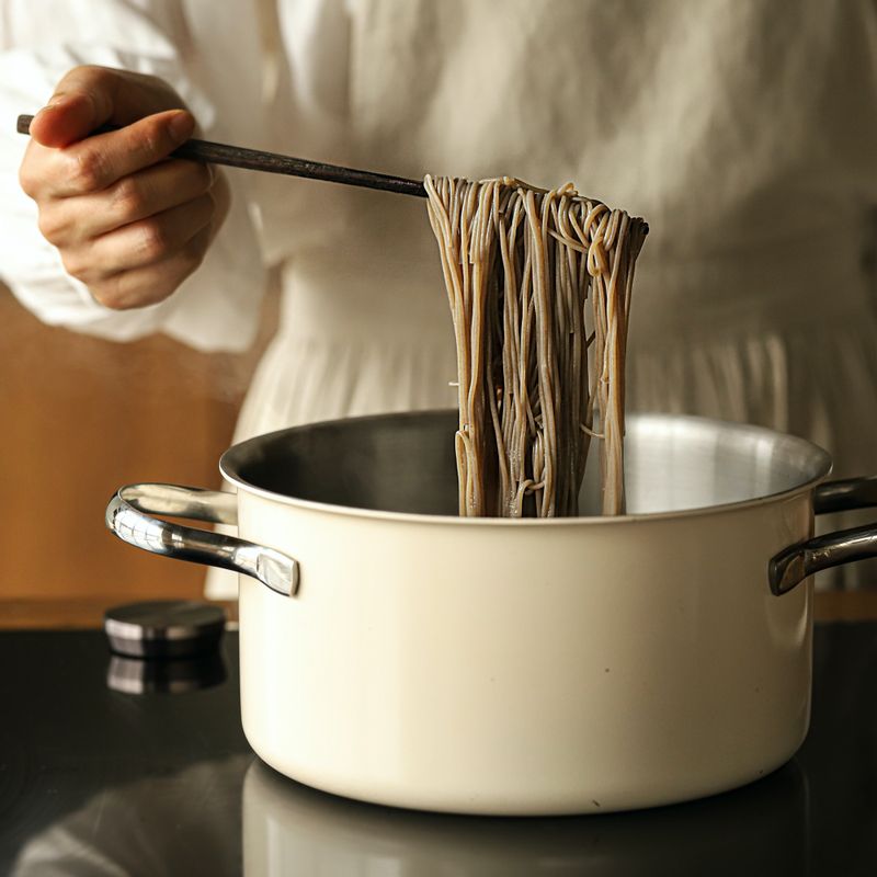 냄비에 물을 넣고 팔팔 끓으면 메밀면을 넣고 5~6분 정도 삶아주세요. 채반에 메밀국수를 건진 후 찬물에 헹구고 물기를 빼주세요.