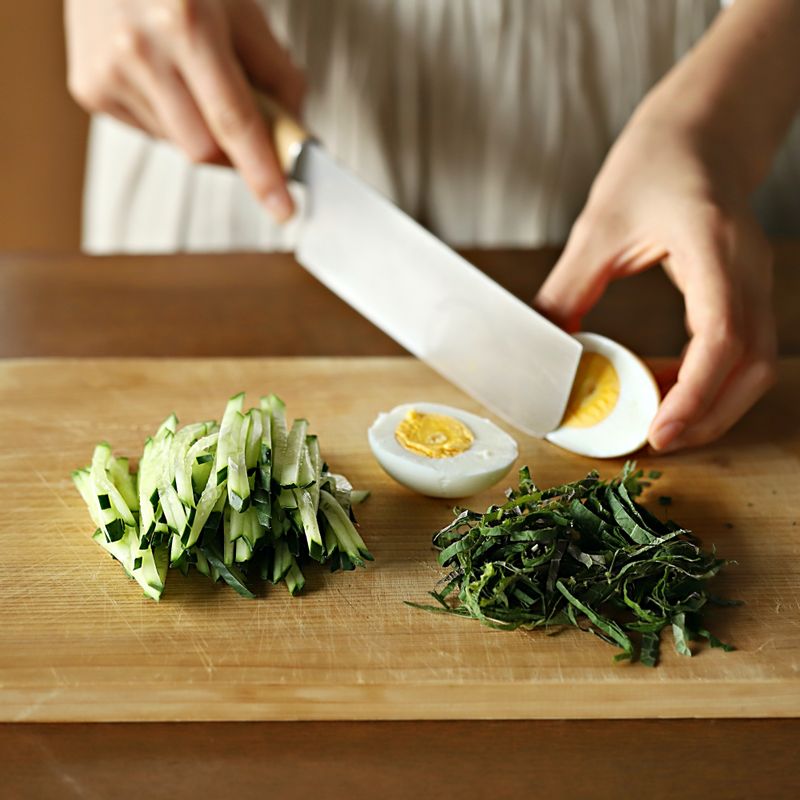 깨끗이 씻은 오이와 깻잎은 가늘게 채를 썰어주세요. 삶은 달걀은 반으로 잘라주세요.