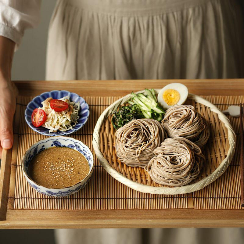 채반에 삶은 메밀면을 담고 오이채와 깻잎채, 삶은 달걀을 올려주세요. 볼에 소스를 담아 곁들여 맛있게 즐겨주세요.