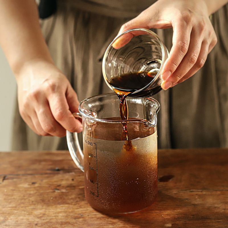 생수에 쯔유를 넣고 잘 저어준 후 냉동실에서 2~3시간 정도 얼려 시원하게 준비해 주세요.