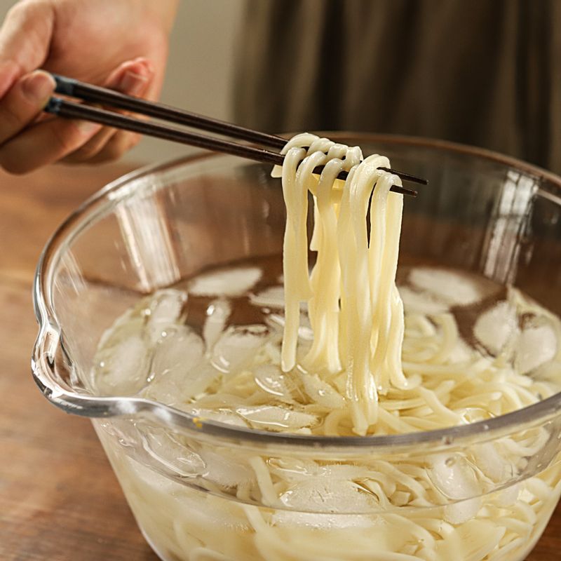 끓는 물에 우동면을 넣고 1분 데친 후 얼음물에 담가 헹궈주세요.