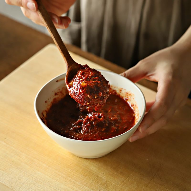 볼에 식힌 찹쌀풀과 양념 재료를 넣고 고루 섞어 김치 양념을 만들어주세요.