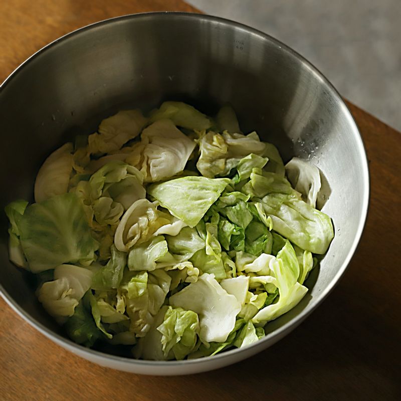 양배추에 굵은 소금을 골고루 뿌려 30분 정도 살짝 숨이 죽을 정도로 절여주세요.
(tip. 두꺼운 심지는 얇게 저며 함께 절여주세요)