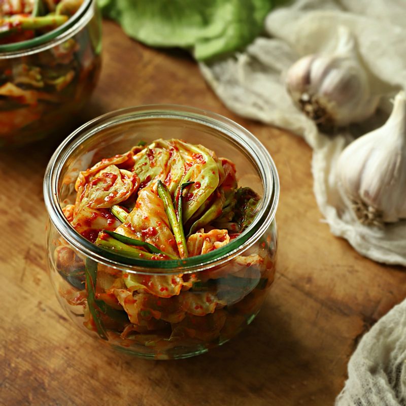 완성된 김치는 밀폐 용기에 담아 하루 또는 이틀 정도 실온에서 숙성시켰다가 냉장 보관해 주세요.
(tip. 김치는 용기의 80% 정도만 담는 것이 좋아요. 김치가 발효되는 과정에서 가스가 생기기 때문에 유리병의 경우 밀폐하지 말고 뚜껑은 반만 닫아 두었다가 냉장고에 넣을 때 밀폐하여 넣어주세요.)
(tip. 1~2달 이내로 드시는 것이 좋아요)