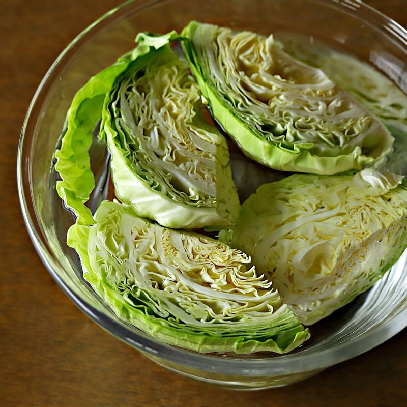 양배추를 4등분 한 후 찬물에 30분 정도 담갔다 흐르는 물에 씻어 주세요. 쪽파는 4cm 길이로 잘라주세요.