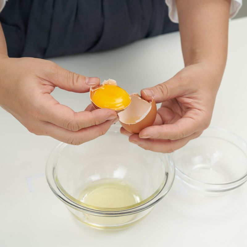 달걀 노른자죽을 위한 재료 이미지로 불린 쌀,달걀노른자,물 등으로 구성 되어있습니다.