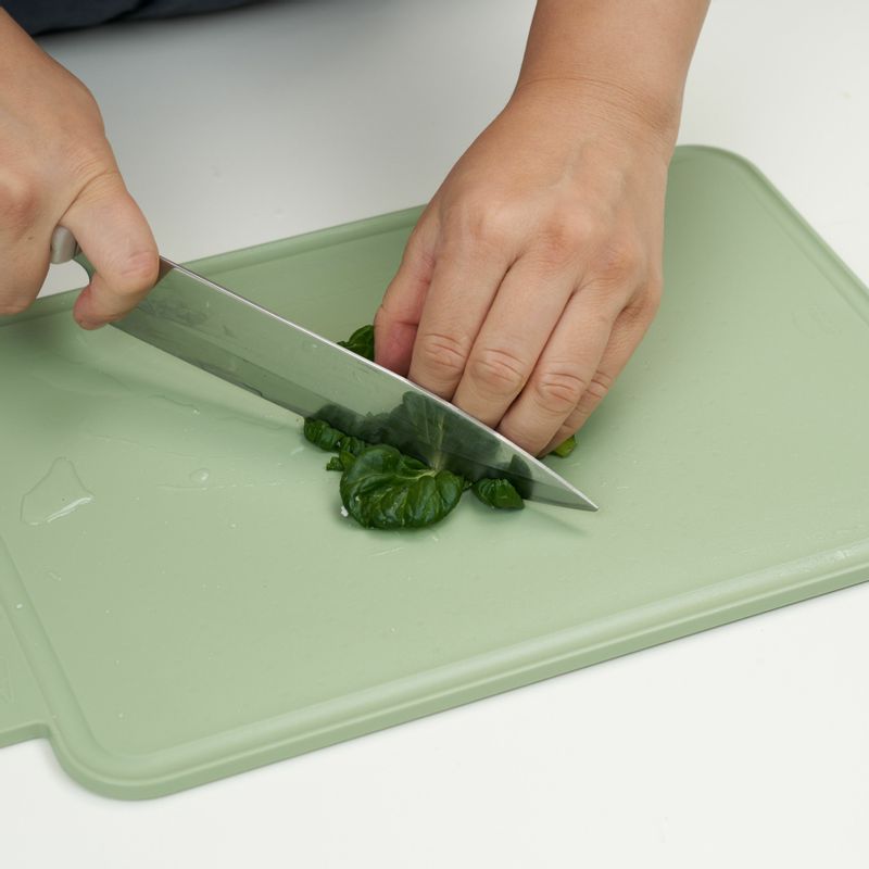 닭고기 비타민 미음을 위한 재료 이미지로 불린 쌀,닭 안심,비타민 잎,물 등으로 구성 되어있습니다.