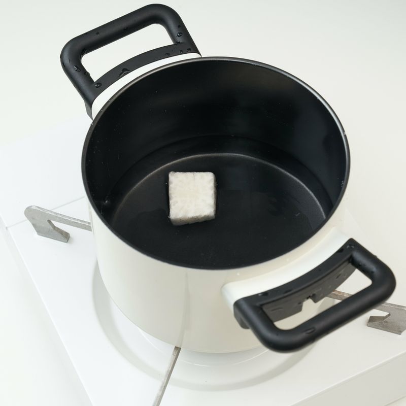 무는 껍질을 벗겨 손질해 끓는 물에 넣어 푹 익혀주세요.
*Tip. 무는 특유의 아린 맛 때문에 아기가 잘 먹지 못 할 수도 있어요. 그러니 부서질 정도로 푹 익혀서 사용해주세요. 무 삶은 물은 죽 끓일 때 사용하면 좋아요.