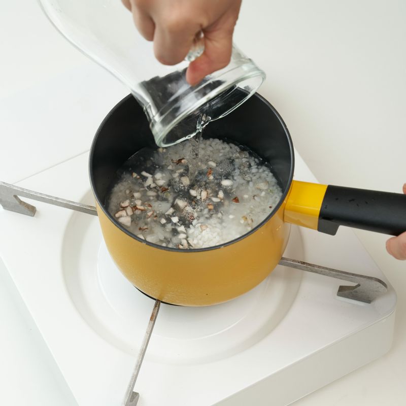 냄비에 모든 재료를 넣고, 물 또는 무 삶은 물에 부어 강한 불로 저으며 끓여요. 끓기 시작하면 약한 불로 줄여 농도가 적당해질 때까지 저어가며 끓여주세요.