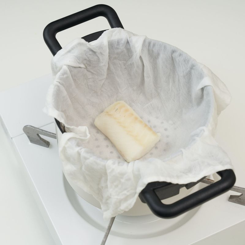 냄비에 물을 반쯤 담고 찜기를 올려 대구살을 찐 후, 살만 잘 발라내 곱게 다져주세요.