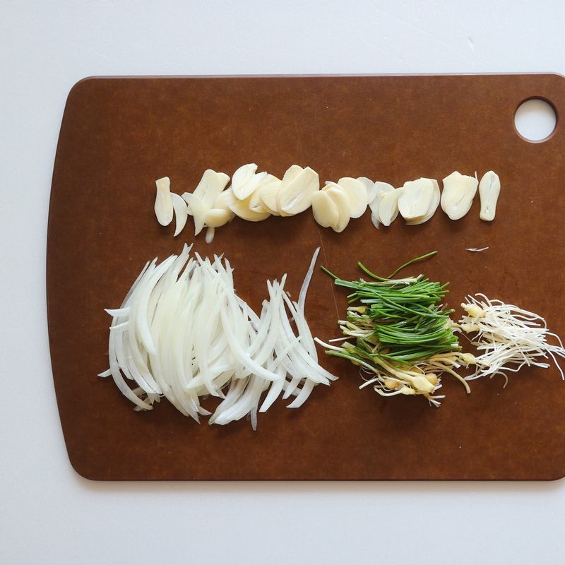 마늘은 편으로 썰고 양파는 얇게 채 썬 후 잠깐 물에 담갔다가 물기를 제거합니다. 달래는 4cm 길이로 잘라주세요.