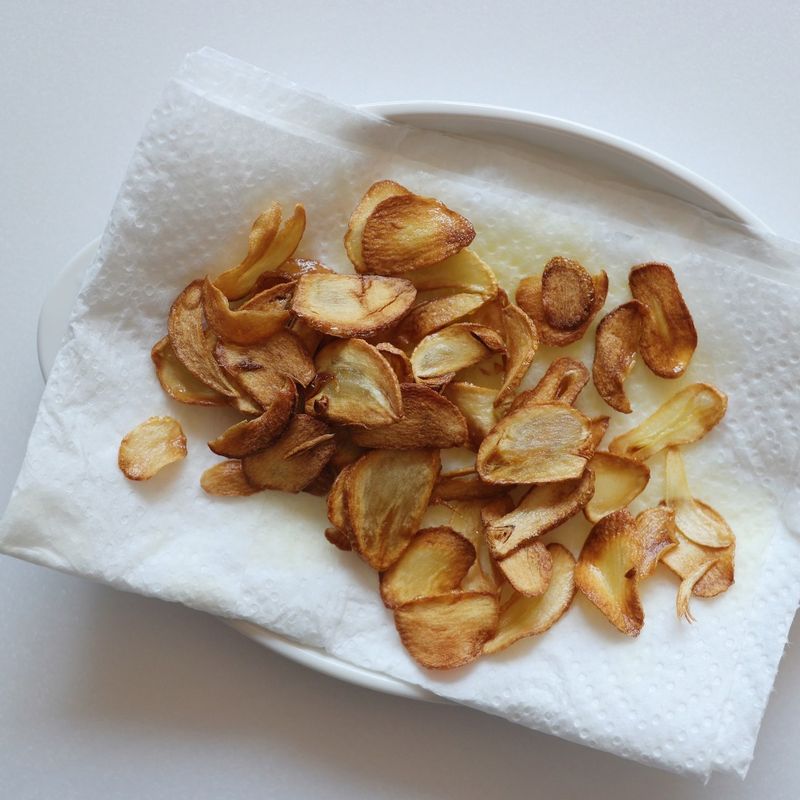 팬의 올리브오일 1큰술은 따로 덜어놓고 구운 마늘은 키친타월에 올려 기름기를 제거합니다. 팬에 남은 올리브오일에 소스 재료를 넣고 잠깐 끓여주세요.