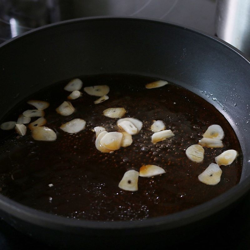 마늘은 굽기 전에 키친타월로 물기를 제거해주세요.
달군 팬에 올리브오일 3큰술을 두르고 마늘을 노릇하게 구워주세요.