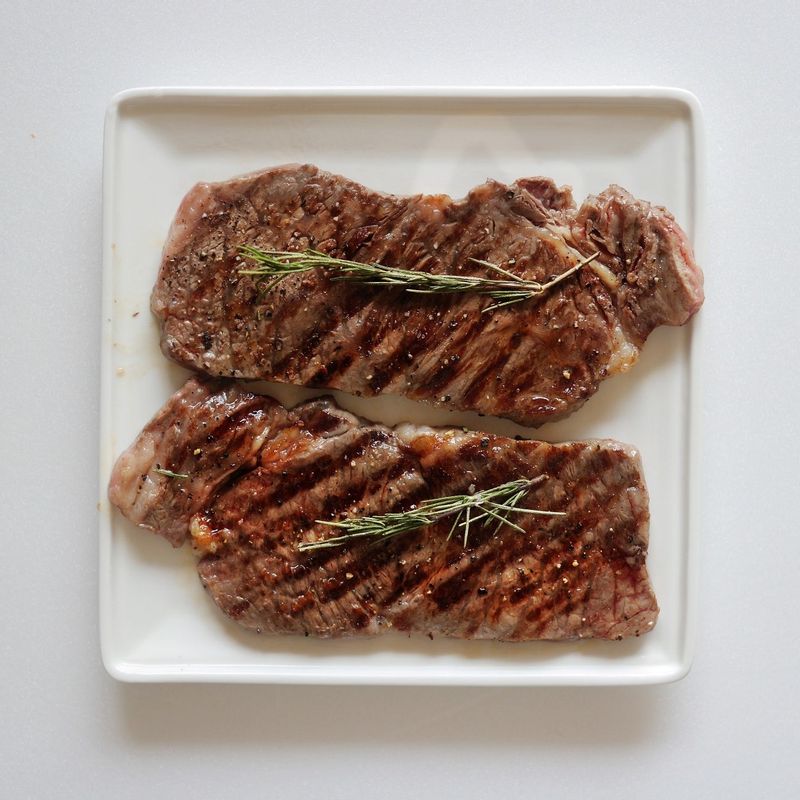 새로 달군 팬에 덜어놓은 올리브오일 1큰술을 두르고 쇠고기를 올려 기호에 맞게 구워주세요.