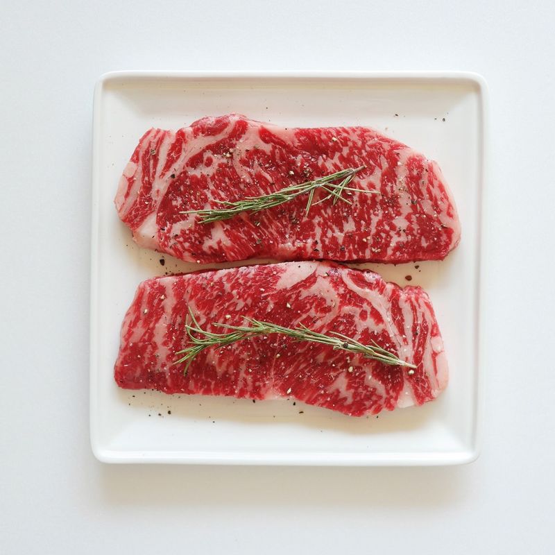 쇠고기는 키친타월로 핏물을 제거하고 칼집을 넣어 올리브오일, 소금, 후추, 로즈메리에 20분간 재워주세요.