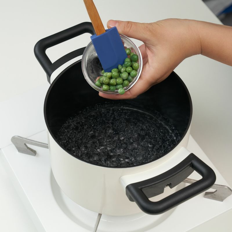 두부 완두콩 달걀찜을 위한 재료 이미지로 두부,달걀,완두콩,모유 또는 분유 등으로 구성 되어있습니다.