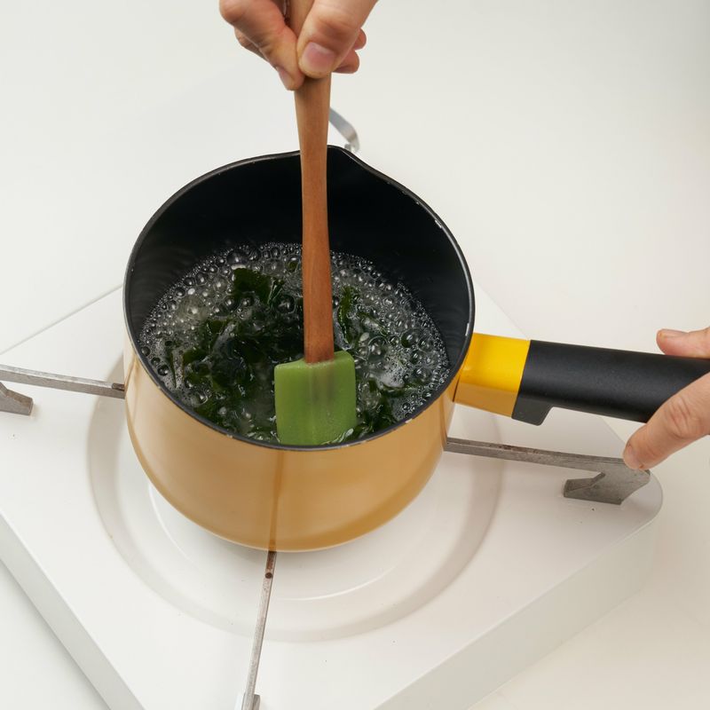 들깨 미역 진밥을 위한 재료 이미지로 불린 쌀,건미역,들깨,물 등으로 구성 되어있습니다.