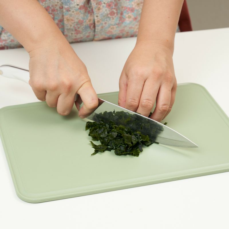 새우 미역 무른밥을 위한 재료 이미지로 불린 쌀,새우,건미역,참기름,명이나물 장아찌 등으로 구성 되어있습니다.