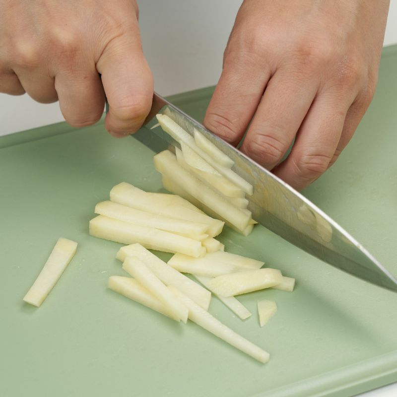 감자는 깨끗이 씻어 껍질을 벗긴 후 5mm 간격으로 썬 다음, 찜기에 넣어 쪄주세요.
*Tip. 감자 양은 딱 정확하게 맞추려고 할 필요없이, 아이 양만큼 눈대중으로 넣어도 상관없어요. 젓가락으로 찔렀을 때 푹 들어갈 정도로 찌면 되는데 10분 정도라면 다 익어요.