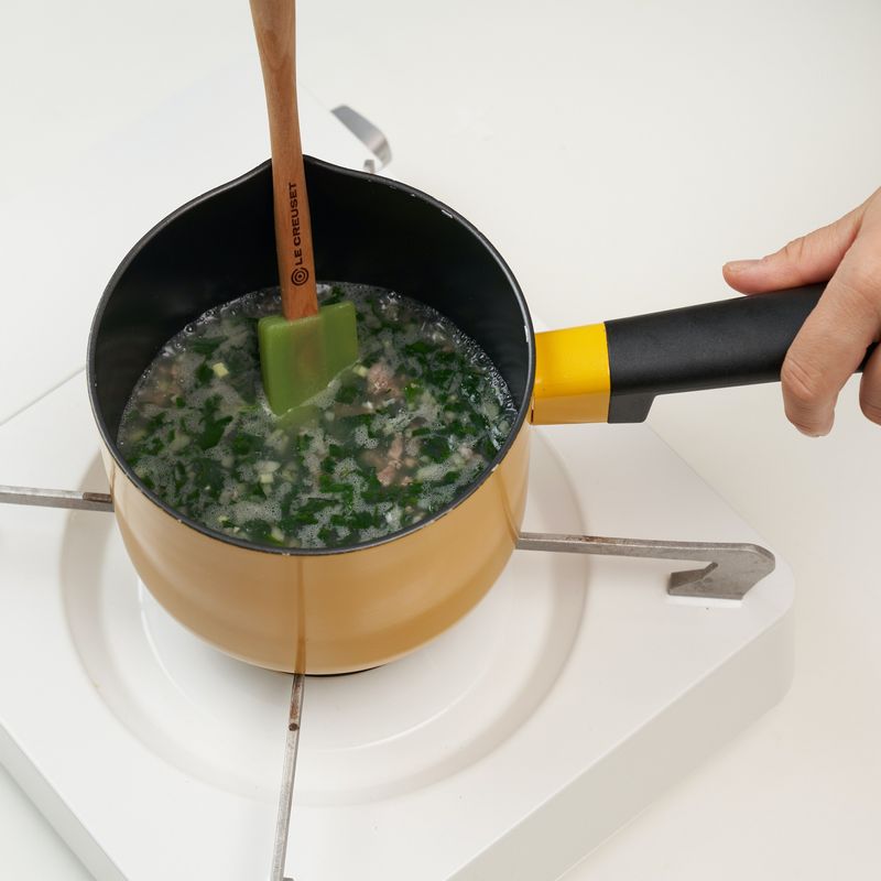 냄비에 불린 쌀과 채소, 그리고 소고기 삶은 물을 넣고 강한 불로 끓여요. 저어주다 끓기 시작하면 약한 불로 줄여 농도가 적당해질 때까지 끓이고, 4회분으로 나눠 용기에 담아주세요.