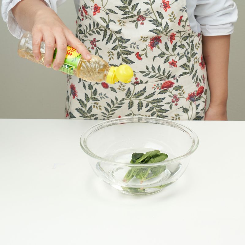 식초나 베이킹소다 푼 물에 시금치를 담아 살균한 후 흐르는 물에 씻어주세요.