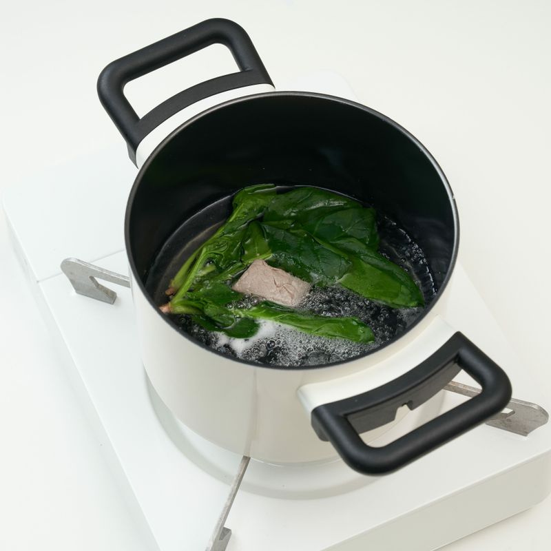 냄비에 물을 담고 소고기를 넣어 강한 불로 끓여요. 끓어오르면 약한 불로 줄여 시금치를 넣어 데친다. 
*Tip. 기름은 걷어내면서 끓여요. 시금치는 1분이면 충분해요. 고기 삶은 물은 육수로 쓰면 좋아요.